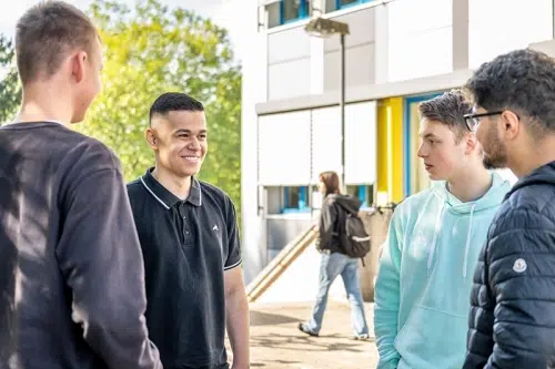 BBS1-Northeim Schüler im Gespräch Schulhof