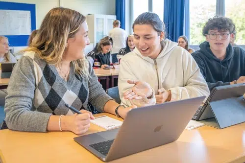 BBS1-Northeim SchülerInnen im Klassenzimmer Laptop